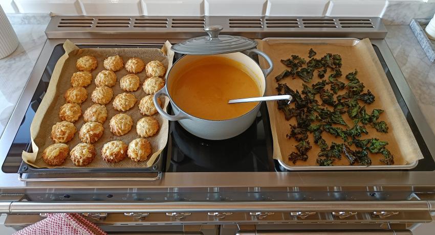 Carrot and red lentil soup with kale chips and cheese scones-Lena Fuchs-Mein Leckeres Leben